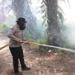 Kerahkan Seluruh Kekuatan! Kapolres Kotim Pimpin Langsung Pemadaman Karhutla di KM 7 Jalan Cilik Riwut