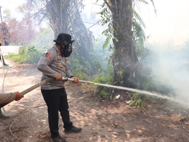 Kerahkan Seluruh Kekuatan! Kapolres Kotim Pimpin Langsung Pemadaman Karhutla di KM 7 Jalan Cilik Riwut