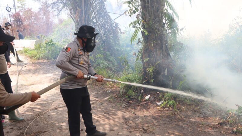 Kerahkan Seluruh Kekuatan! Kapolres Kotim Pimpin Langsung Pemadaman Karhutla di KM 7 Jalan Cilik Riwut
