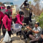 Di Balik Barisan Pemadam, Bhayangkari Cabang Kotim Hadir Beri Dukungan Penuh Personel Polres Kotim