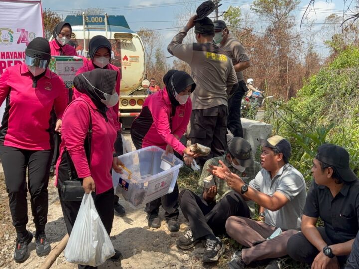 Di Balik Barisan Pemadam, Bhayangkari Cabang Kotim Hadir Beri Dukungan Penuh Personel Polres Kotim
