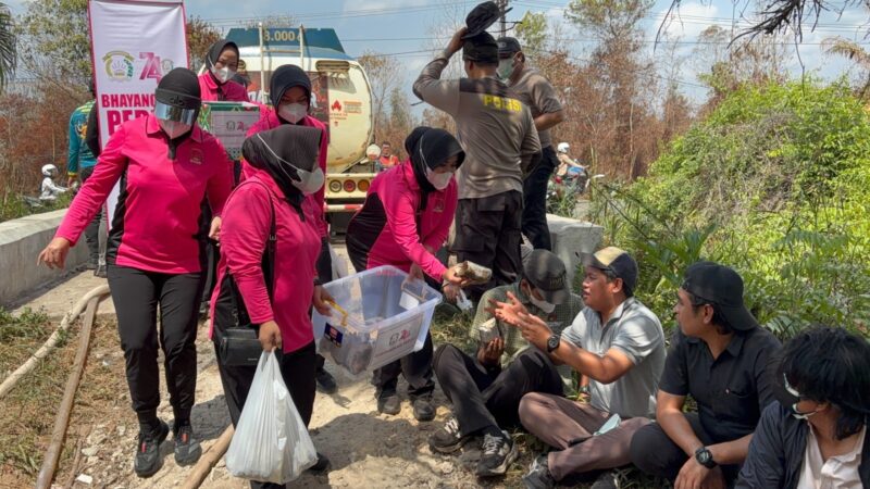 Di Balik Barisan Pemadam, Bhayangkari Cabang Kotim Hadir Beri Dukungan Penuh Personel Polres Kotim