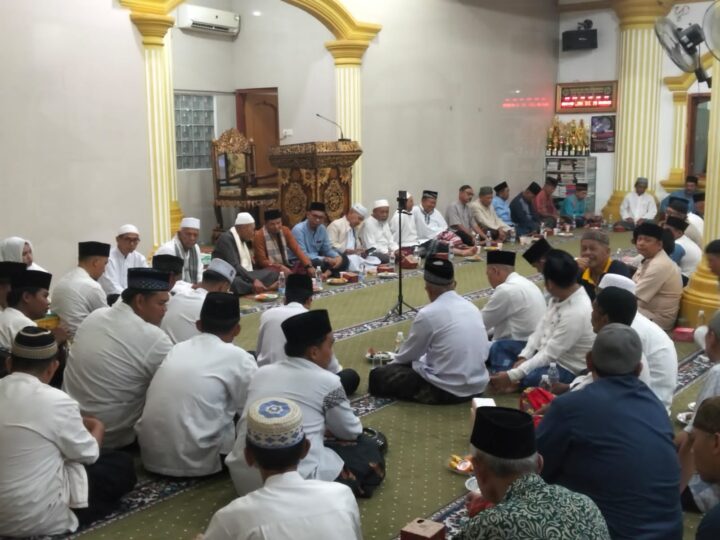 JAMAAH MASJID AL MUA’WANAH RT.12 TEGAL REJO MEMPERINGATI MAULID NABI MUHAMAD S. A. W BERSAMA MASYARAKAT