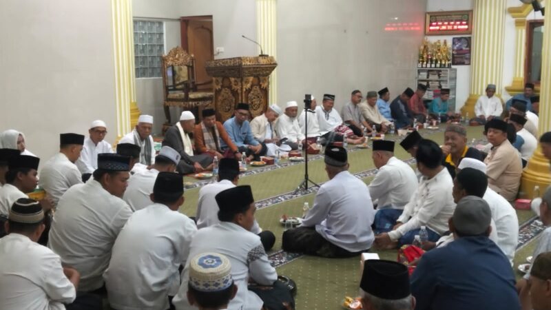 JAMAAH MASJID AL MUA’WANAH RT.12 TEGAL REJO MEMPERINGATI MAULID NABI MUHAMAD S. A. W BERSAMA MASYARAKAT