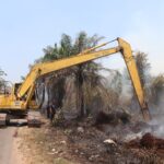 Lawan Kobaran Api Dengan Gotong Royong, Polres Kotim Buat Sekat Bakar Pakai Ekskavator di Jalan Cilik Riwut