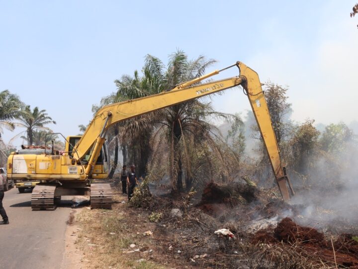 Lawan Kobaran Api Dengan Gotong Royong, Polres Kotim Buat Sekat Bakar Pakai Ekskavator di Jalan Cilik Riwut