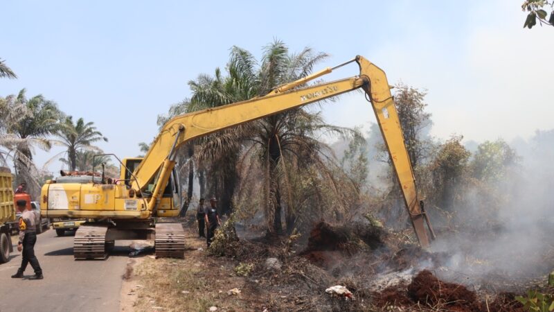 Lawan Kobaran Api Dengan Gotong Royong, Polres Kotim Buat Sekat Bakar Pakai Ekskavator di Jalan Cilik Riwut