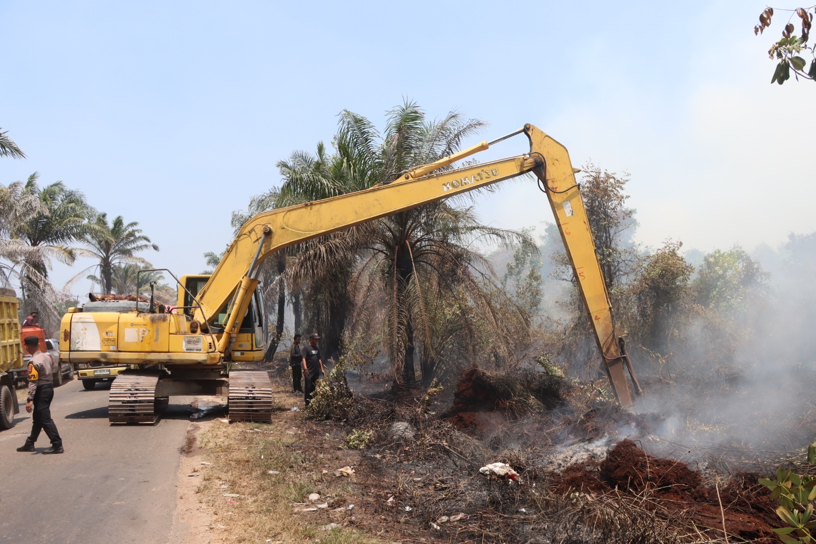 Lawan Kobaran Api Dengan Gotong Royong, Polres Kotim Buat Sekat Bakar Pakai Ekskavator di Jalan Cilik Riwut