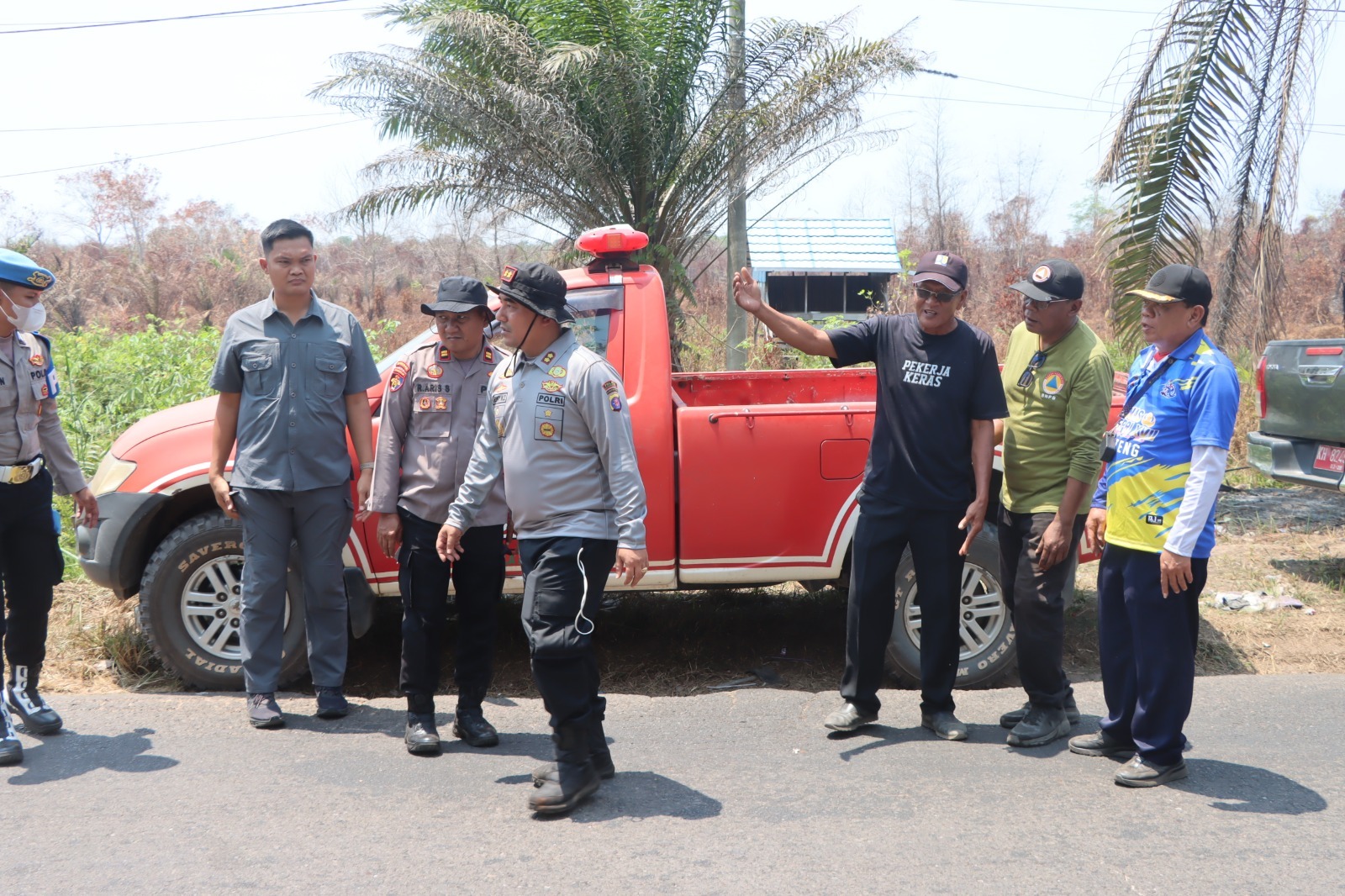 Gotong Royong Padamkan Api, Polres Kotim, TNI dan SOPD Kompak Jinakkan Karhutla di Baamang