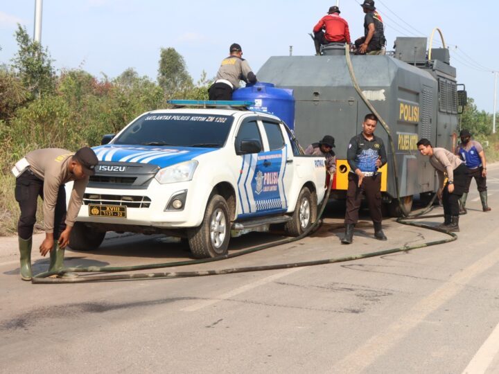 Cegah Kabut Asap, Kapolres Kotim Turun Langsung Padamkan Karhutla di Jalan Jaksa Agung Sampit