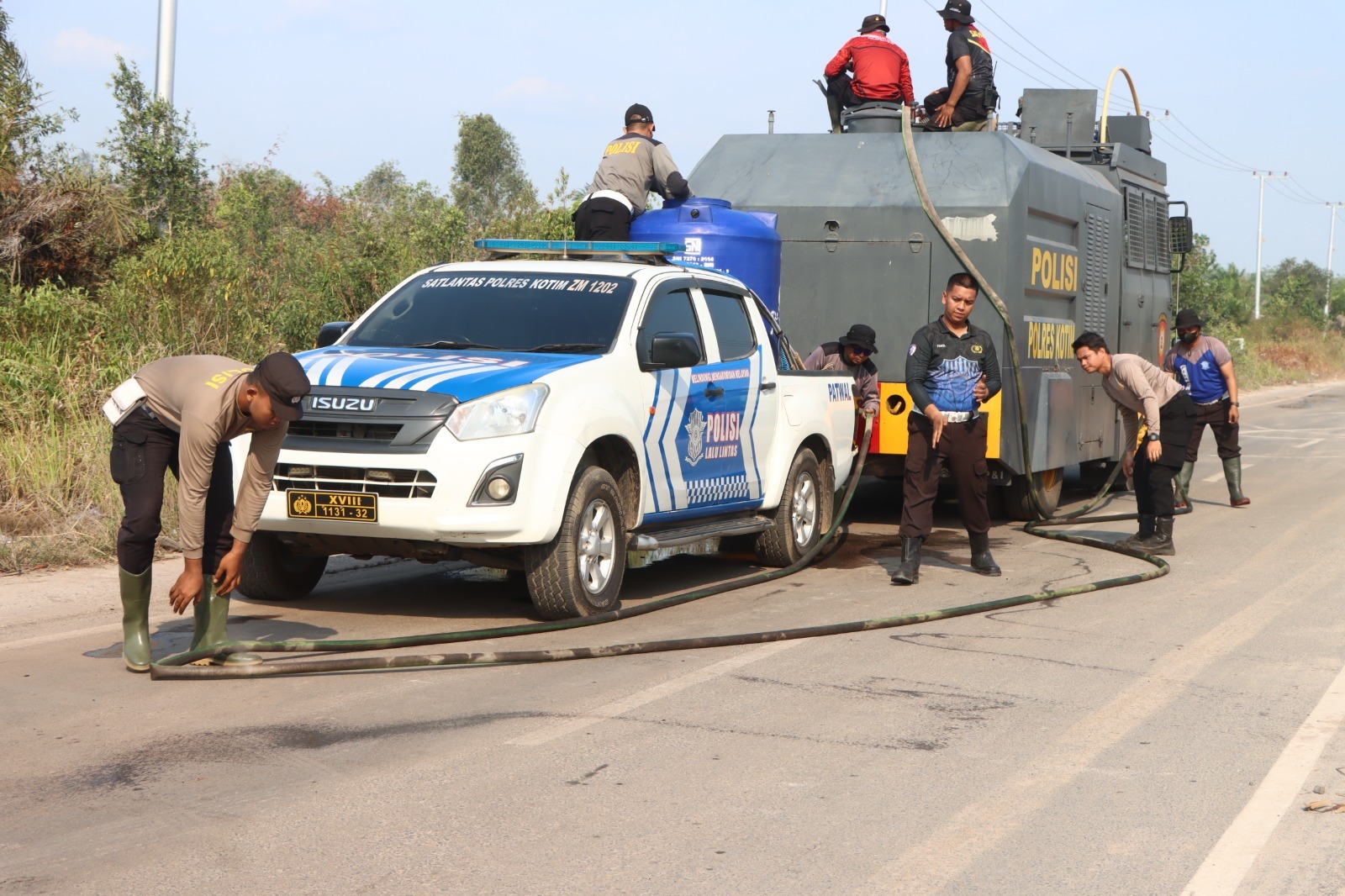 Cegah Kabut Asap, Kapolres Kotim Turun Langsung Padamkan Karhutla di Jalan Jaksa Agung Sampit
