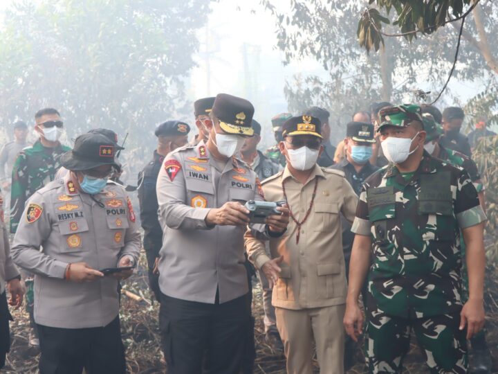 Kapolres Kotim bersama Forkopimda Dampingi Pejabat Utama Kelimantan Tengah Tinjau Langsung Penanganan Karhutla di Kotim