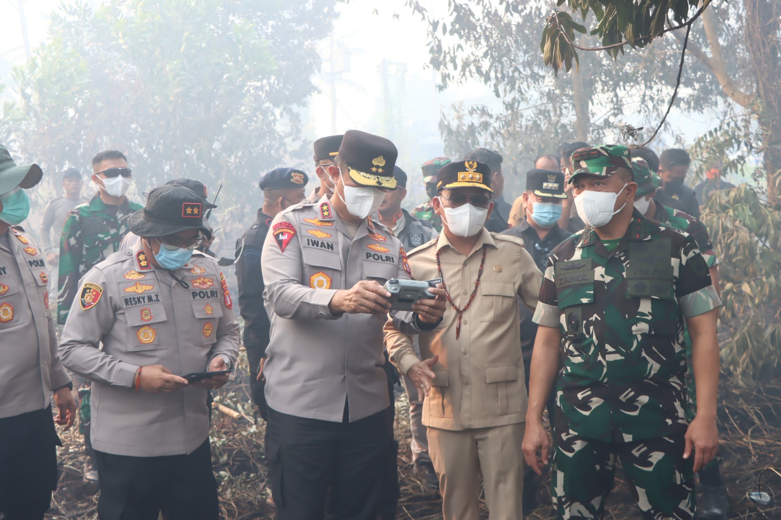 Kapolres Kotim bersama Forkopimda Dampingi Pejabat Utama Kelimantan Tengah Tinjau Langsung Penanganan Karhutla di Kotim