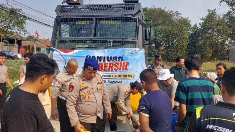 Gunakan Water Canon, Polresta Tangerang Distribusikan Bantuan Air Bersih ke Bantar Panjang Tigaraksa