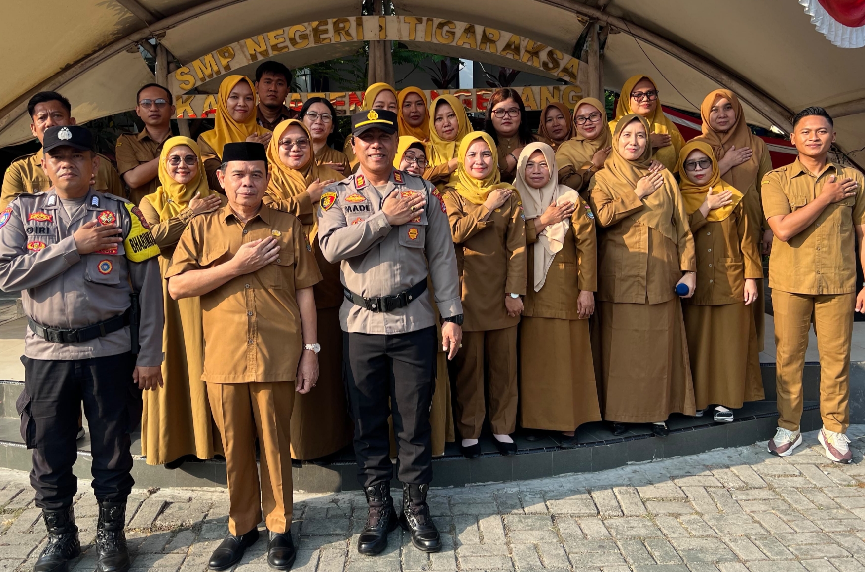 Kapolsek Tigaraksa Jadi Pembina Upacara di SMPN 1 Tigaraksa, Sampaikan Edukasi Pencegahan Kenakalan Remaja, Narkoba, Bahaya Kebakaran dan Pelecehan Seksual