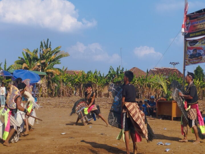 Semarak HUT ke-81 RI, LSM GEMPUR Lampura Gelar Kesenian Kuda Kepang dan Bagikan Doorprize