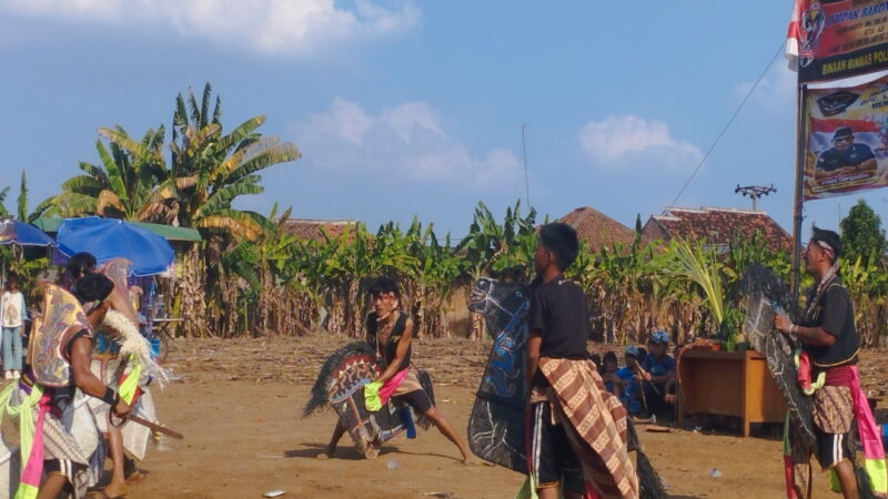 Semarak HUT ke-81 RI, LSM GEMPUR Lampura Gelar Kesenian Kuda Kepang dan Bagikan Doorprize