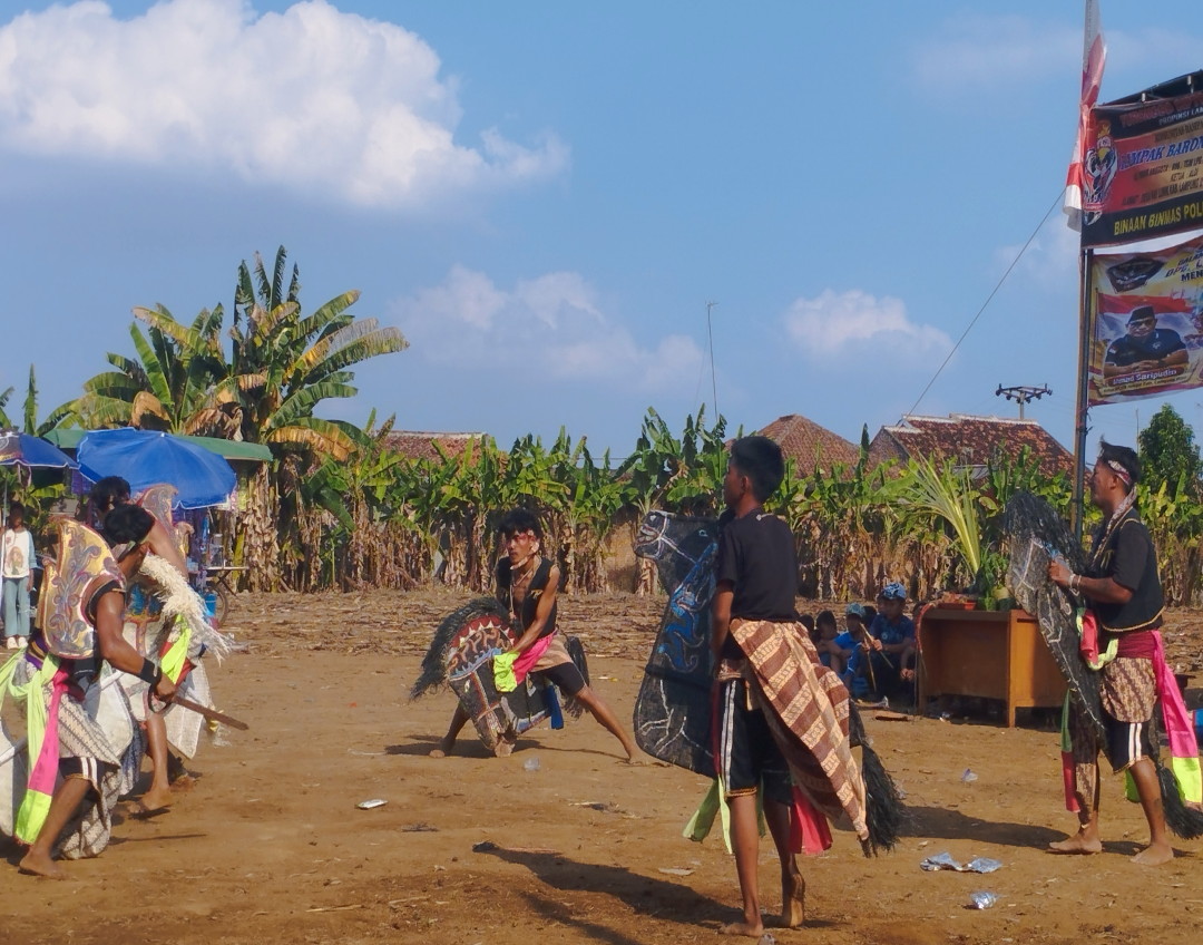 Semarak HUT ke-81 RI, LSM GEMPUR Lampura Gelar Kesenian Kuda Kepang dan Bagikan Doorprize