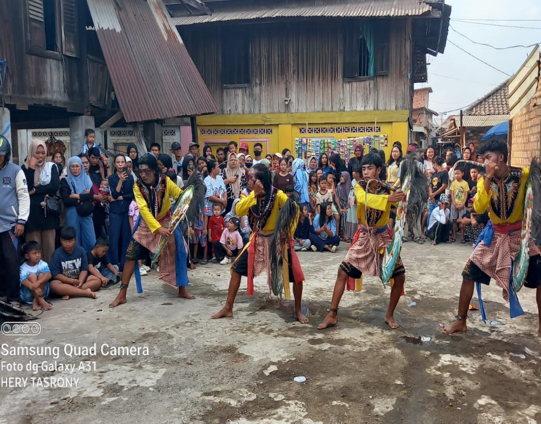 Meriahkan HUT RI Ke-81, Warga Desa Lingga Kabupaten Muara Enim Hadirkan Atraksi Memukau Kuda Lumping BINA LESTARI dan Dongkrak UMKM Lokal