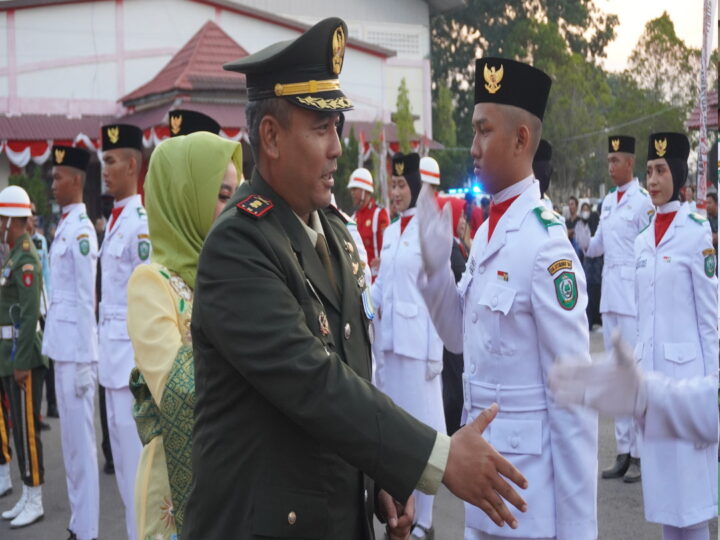 Dandim 1015/Sampit Hadiri Upacara Penurunan Bendera HUT ke-81 Kemerdekaan Republik Indonesia Tahun 2026