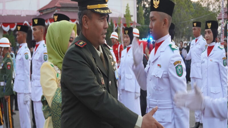 Dandim 1015/Sampit Hadiri Upacara Penurunan Bendera HUT ke-81 Kemerdekaan Republik Indonesia Tahun 2026