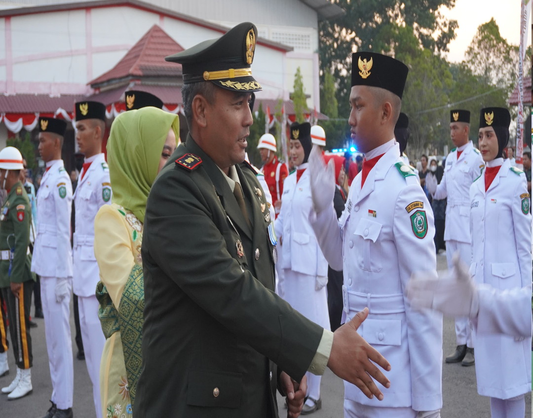 Dandim 1015/Sampit Hadiri Upacara Penurunan Bendera HUT ke-81 Kemerdekaan Republik Indonesia Tahun 2026
