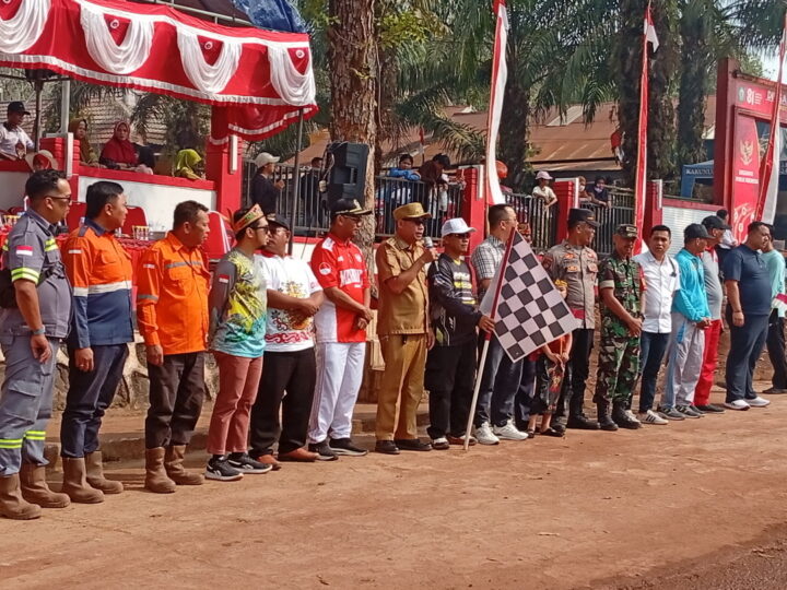 Meriahkan HUT RI ke-81, Camat Parenggean Lepas Ratusan Peserta Pawai Karnaval