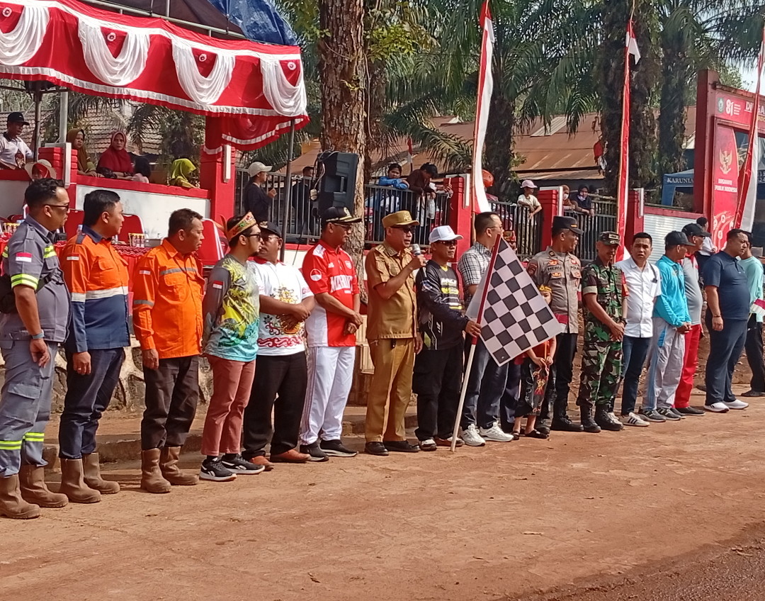 Meriahkan HUT RI ke-81, Camat Parenggean Lepas Ratusan Peserta Pawai Karnaval