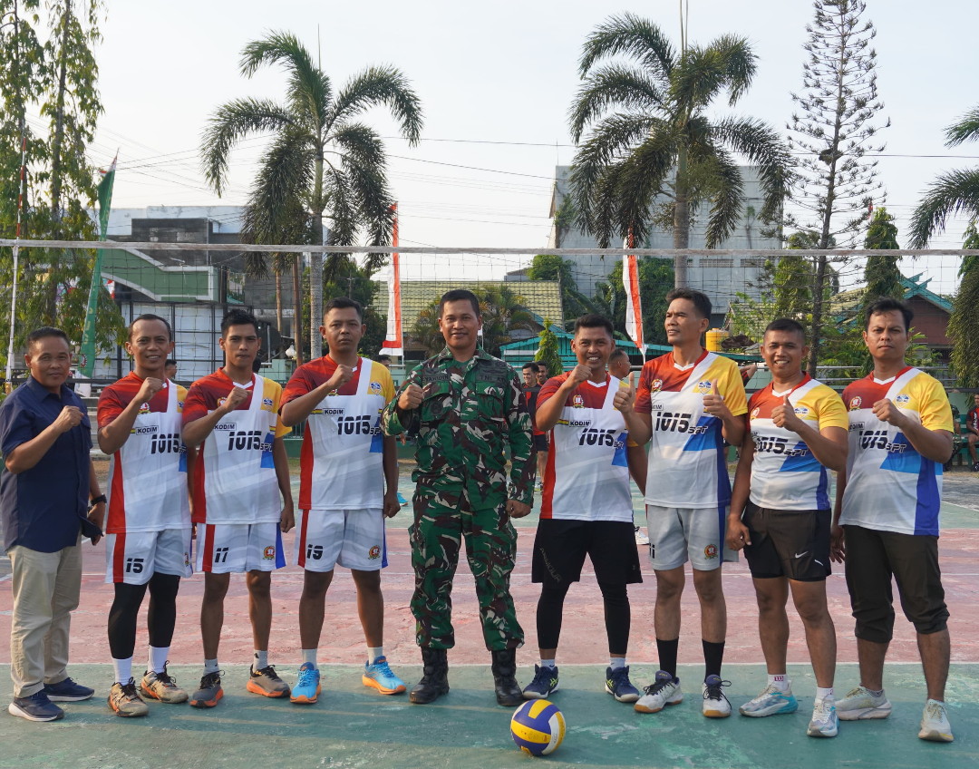 Meriahkan Hari Kemerdekaan RI ke-81, Personel Kodim 1015/Sampit Ikuti Lomba Bola Voli di Makorem 102/Pjg