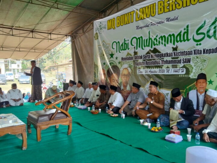 BUKIT LAWU BERSOLAWAT MEMPERINGATI HUT RI KE-81 DAN MAULID NABI MUHAMAD SAW 1448 H