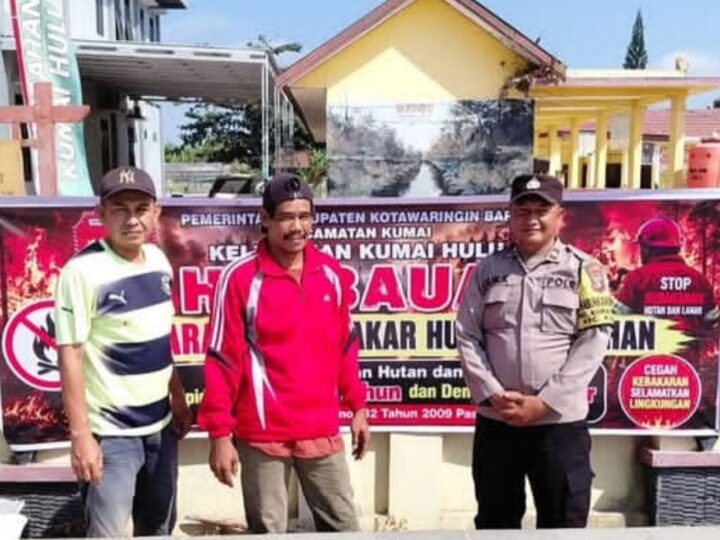 Bhabinkamtibmas Polsek Kumai pasang Spanduk Larangan Membakar Lahan