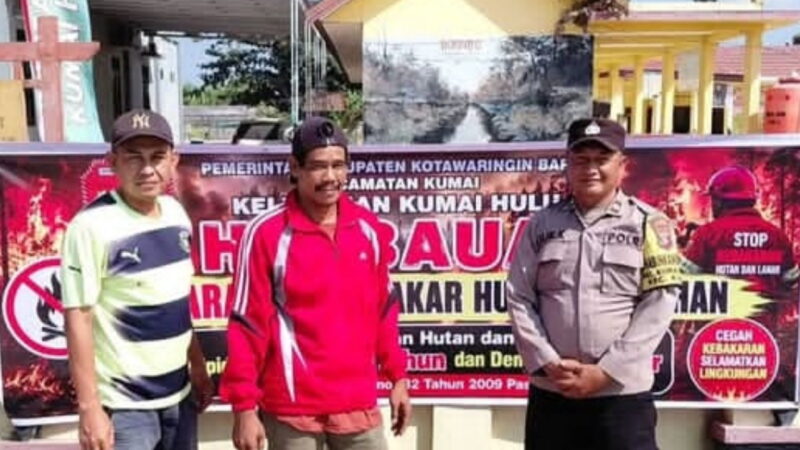 Bhabinkamtibmas Polsek Kumai pasang Spanduk Larangan Membakar Lahan