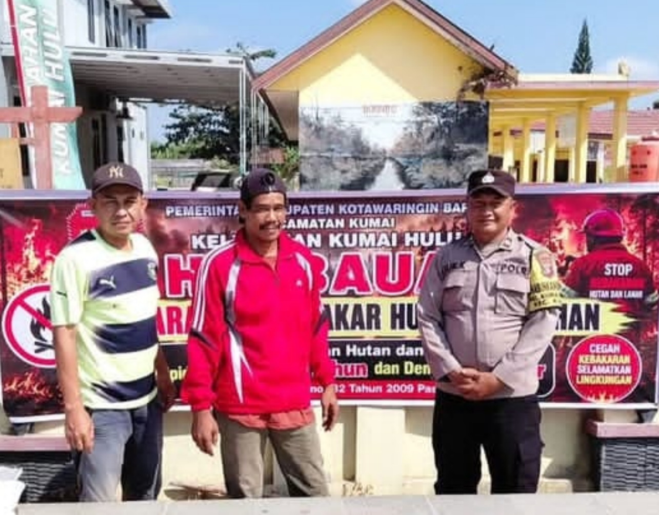 Bhabinkamtibmas Polsek Kumai pasang Spanduk Larangan Membakar Lahan