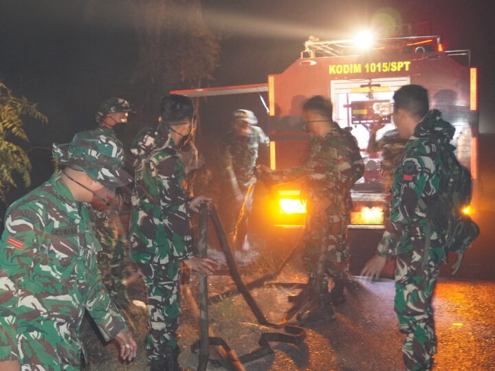 Komandan Kodim 1015/Sampit Terjun Langsung Pimpin Pemadaman Api