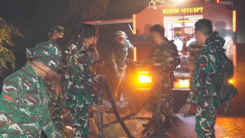 Komandan Kodim 1015/Sampit Terjun Langsung Pimpin Pemadaman Api