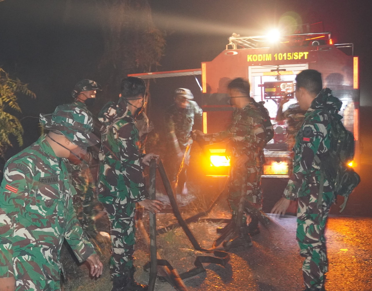 Komandan Kodim 1015/Sampit Terjun Langsung Pimpin Pemadaman Api