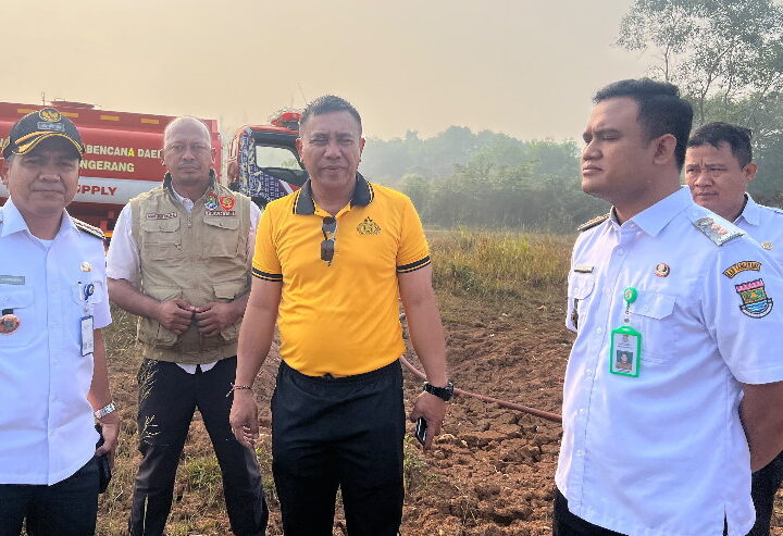 Kapolsek Tigaraksa Bersama Camat dan Lurah Kaduagung Cek Lahan Kering Terbakar