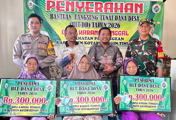 Pemerintah Desa Karang Tunggal Salurkan BLT Dana Desa Tiga Bulan Sekaligus kepada Delapan KPM