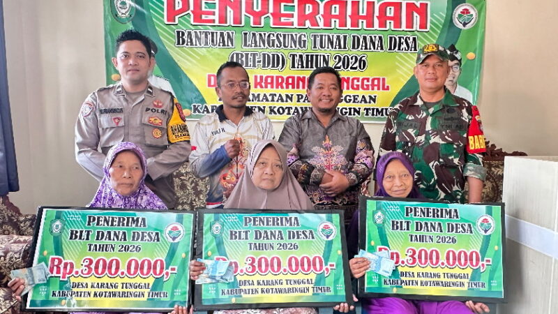 Pemerintah Desa Karang Tunggal Salurkan BLT Dana Desa Tiga Bulan Sekaligus kepada Delapan KPM