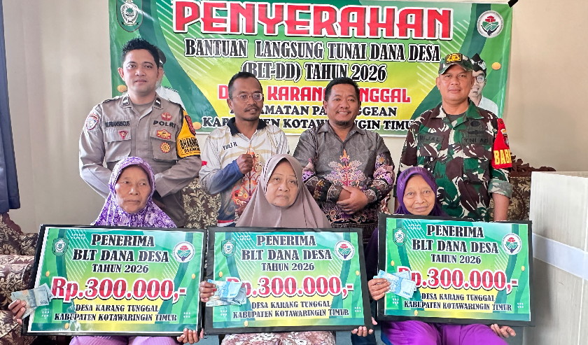 Pemerintah Desa Karang Tunggal Salurkan BLT Dana Desa Tiga Bulan Sekaligus kepada Delapan KPM