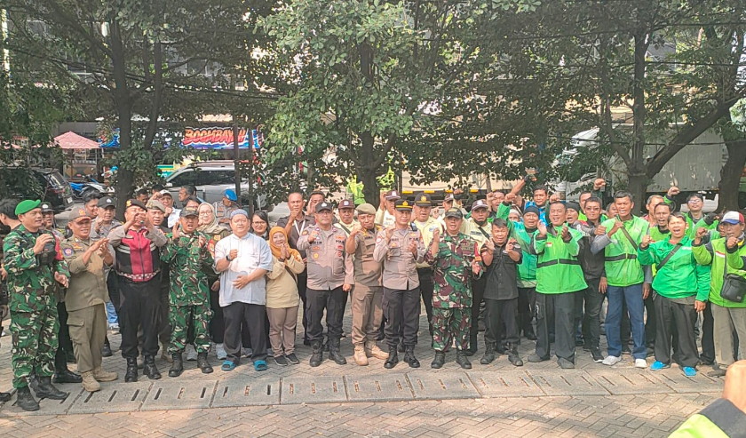 Apel Gabungan Lintas Sektor Polsek Kelapa Gading, Bersama Ojol Jaga Kamtibmas dan Bagikan Bantuan