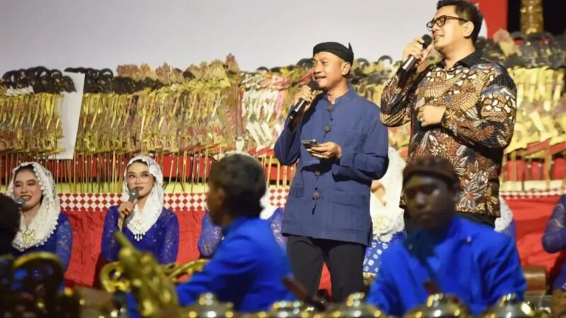 Bupati Pacitan INDRATA NUR BAYUAJI Saksikan Seni Wayang Kulit di Alun-alun: Jadi Ruang Merawat Budaya