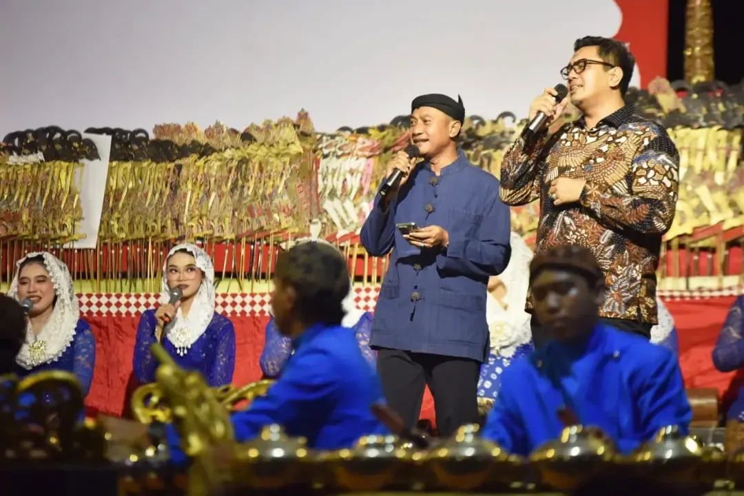 Bupati Pacitan INDRATA NUR BAYUAJI Saksikan Seni Wayang Kulit di Alun-alun: Jadi Ruang Merawat Budaya