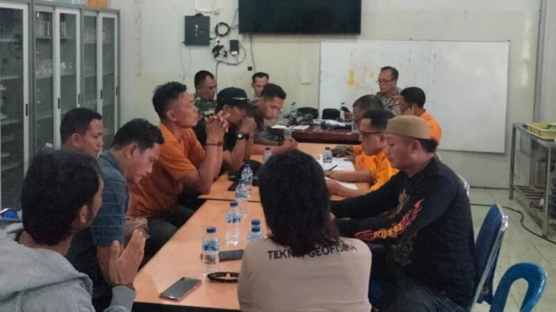 Kasat Intelkam Polres Muara Enim Memfasilitasi Penyelesaian Permasalahan PT. LCL