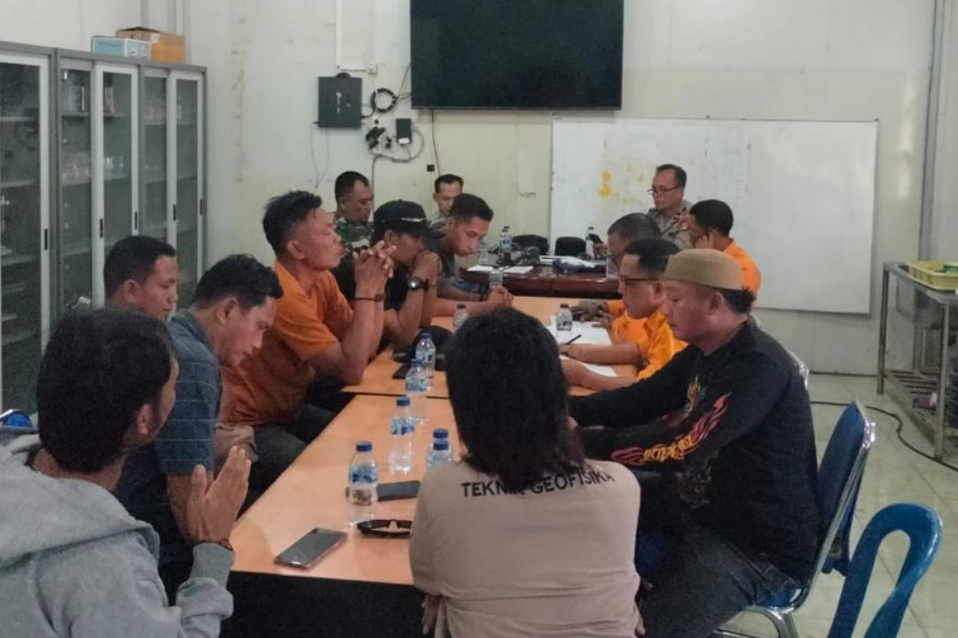 Kasat Intelkam Polres Muara Enim Memfasilitasi Penyelesaian Permasalahan PT. LCL