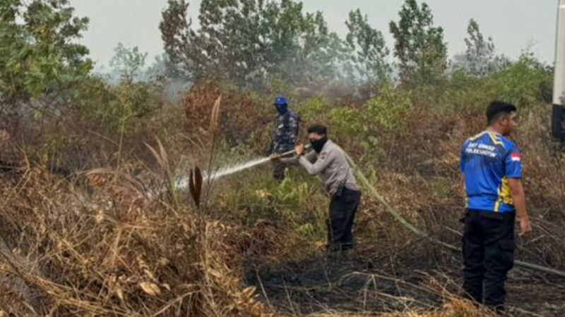 Langkah Cepat Cegah Karhutla, Polres Kotim Lakukan Upaya Pendinginan Lahan di Jalan Jaksa Agung