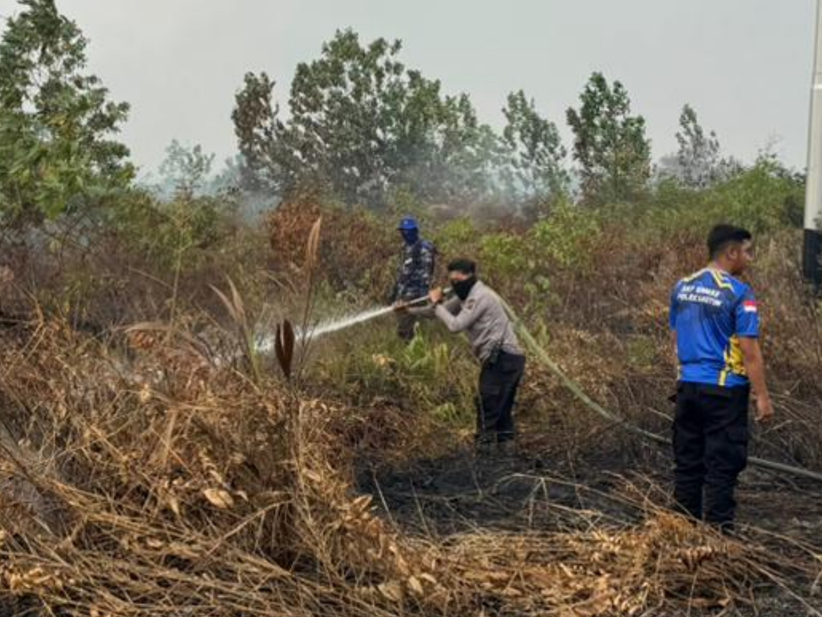 Langkah Cepat Cegah Karhutla, Polres Kotim Lakukan Upaya Pendinginan Lahan di Jalan Jaksa Agung