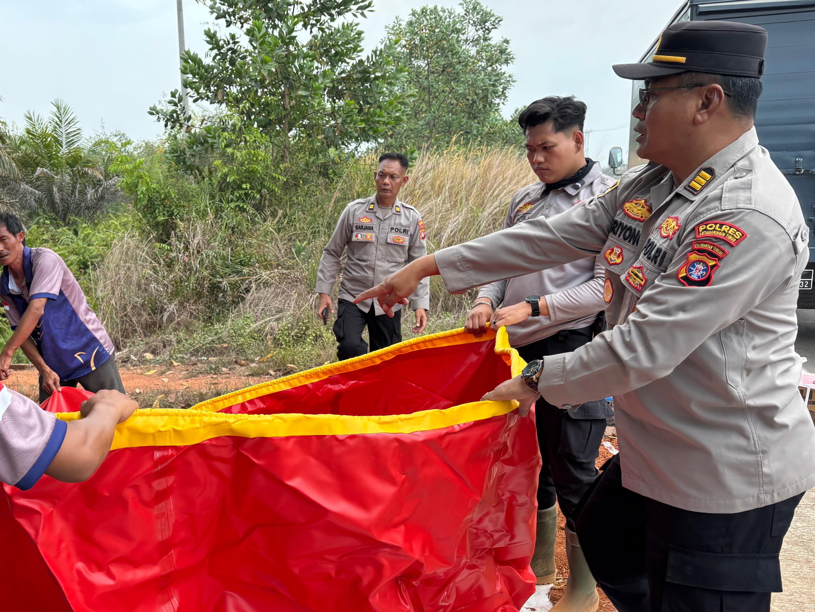 Siasati Kendala Air Pemadaman Karhutla, Polres Kotim Pasang Tank Portable di Lapangan