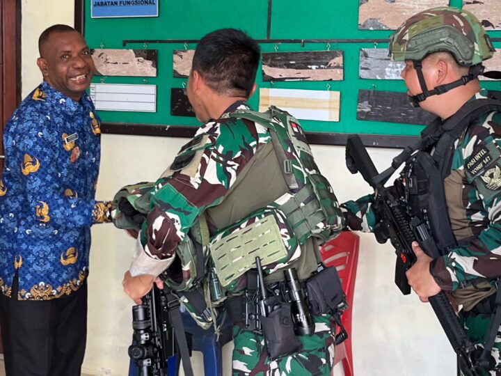 Satgas Pamtas RI–PNG Yonif 147/KGJ Laksanakan Anjangsana di Kantor Distrik Meyado