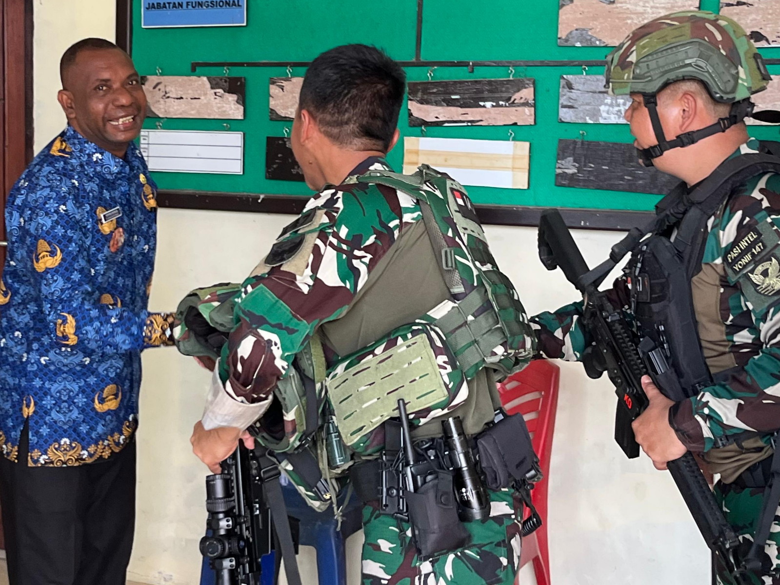 Satgas Pamtas RI–PNG Yonif 147/KGJ Laksanakan Anjangsana di Kantor Distrik Meyado